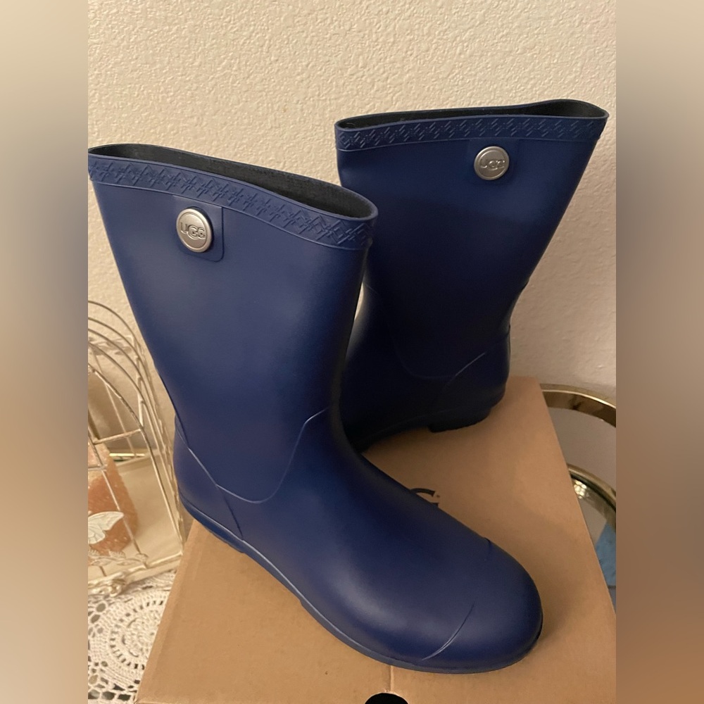 UGG Sienna Matte Blue Jay color Rain Boots Size 9 NIB Sherpa footbed